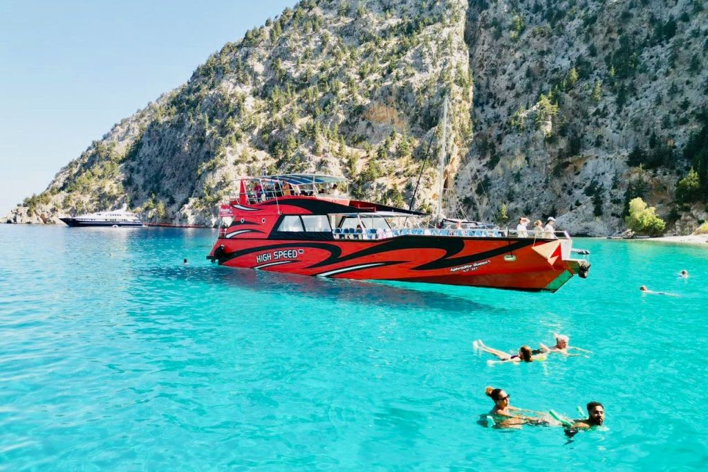 Rhodes : Bateau à grande vitesse pour l'île de Symi avec arrêt baignade dans la baie de Saint-Georges