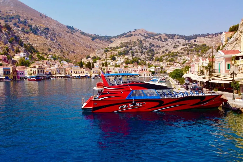 Rhodes : Bateau à grande vitesse pour l'île de Symi avec arrêt baignade dans la baie de Saint-Georges