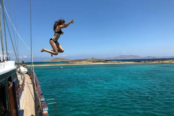 Rhenia : croisière en yacht depuis Mykonos + visite guidée de Delos + déjeuner