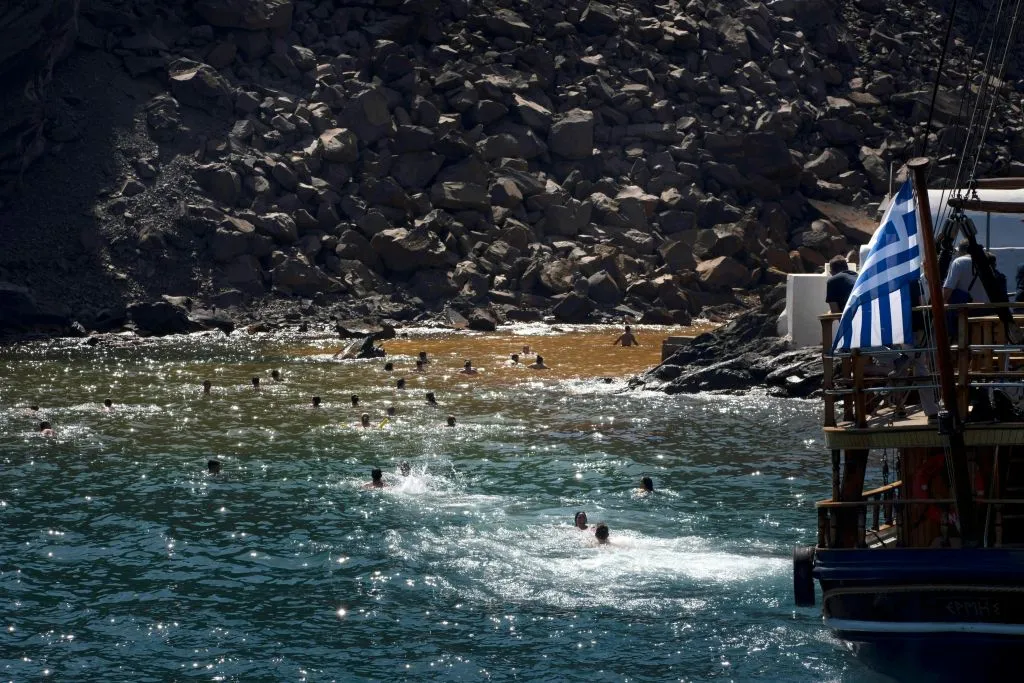 Santorini: Excursión Guiada en Barco por el Volcán y las Aguas Termales + Traslado