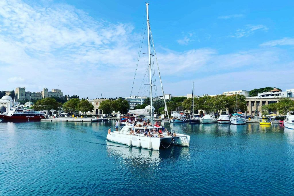 Rhodes : Wind Croisière au coucher du soleil à bord d'un catamaran tout compris