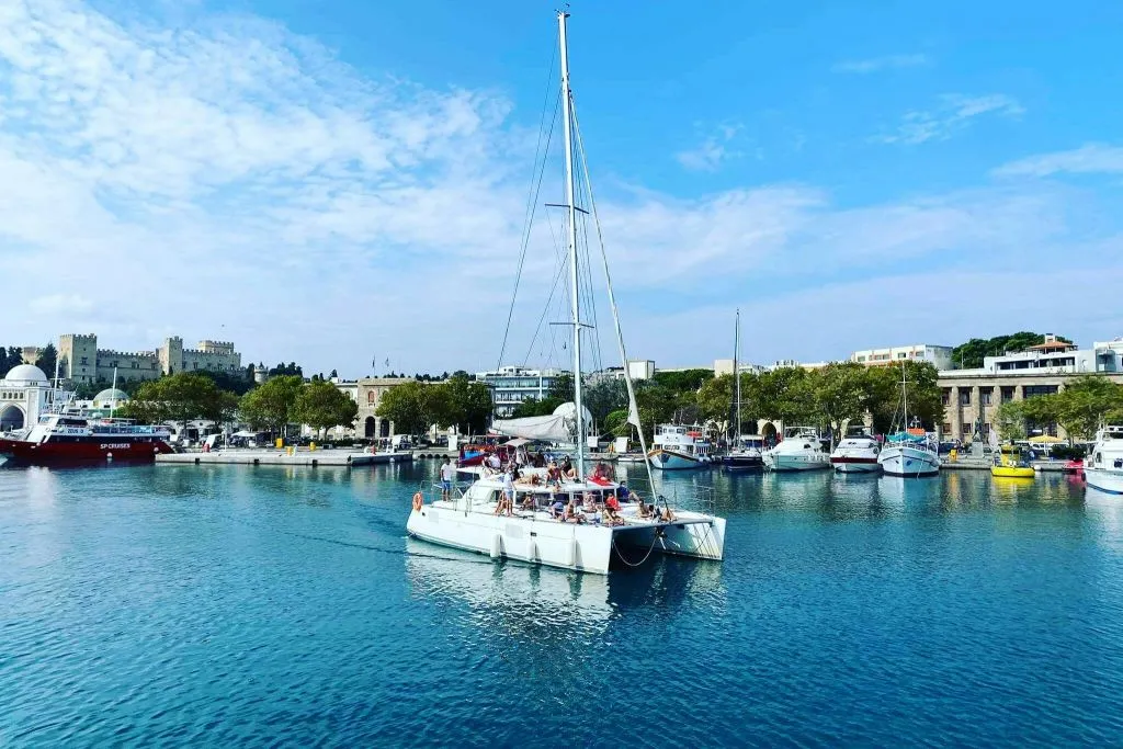 Rhodes : Wind Croisière au coucher du soleil à bord d'un catamaran tout compris