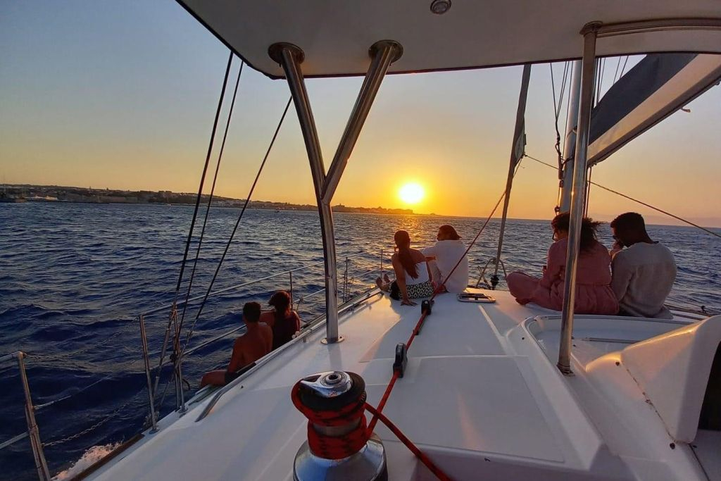 Rhodes : Wind Croisière au coucher du soleil à bord d'un catamaran tout compris