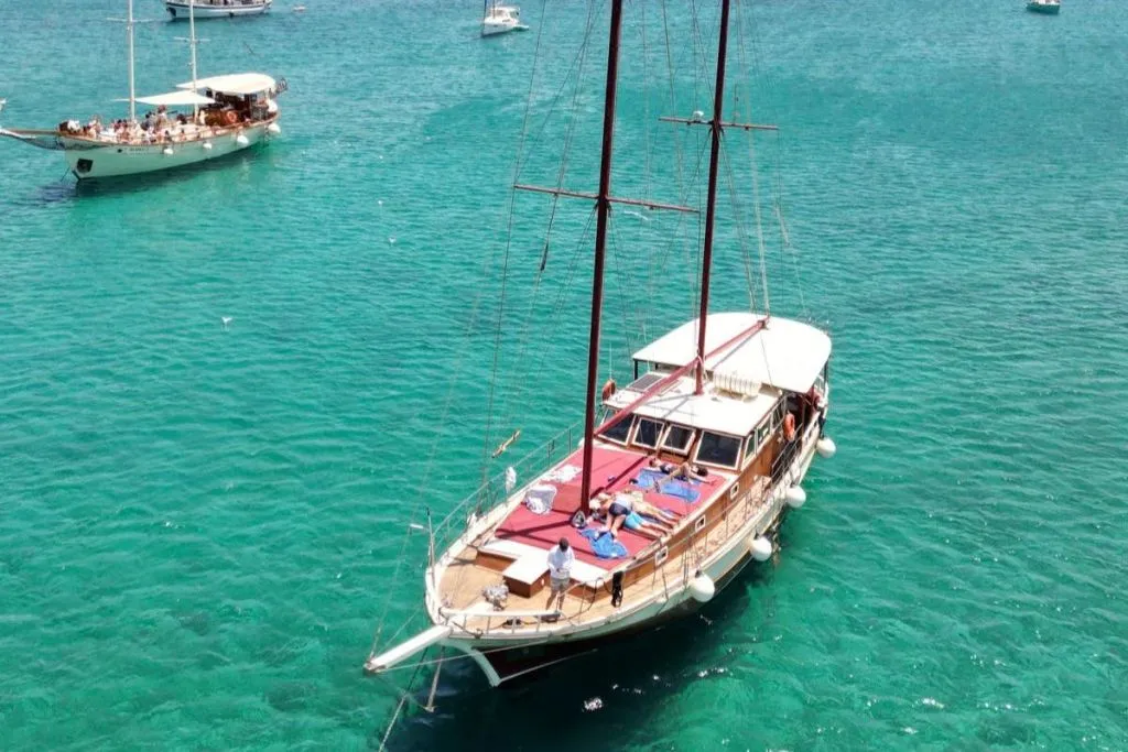 Antiparos, lagune bleue et Despotiko : Croisière d'une journée + Déjeuner + Boissons