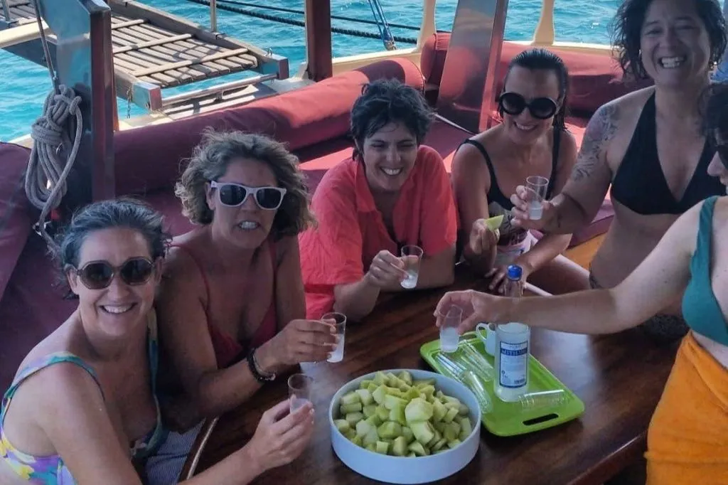 Antiparos, lagune bleue et Despotiko : Croisière d'une journée + Déjeuner + Boissons
