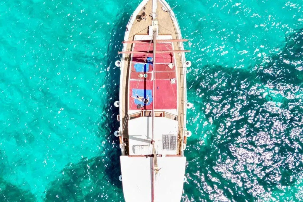 Antiparos, lagune bleue et Despotiko : Croisière d'une journée + Déjeuner + Boissons