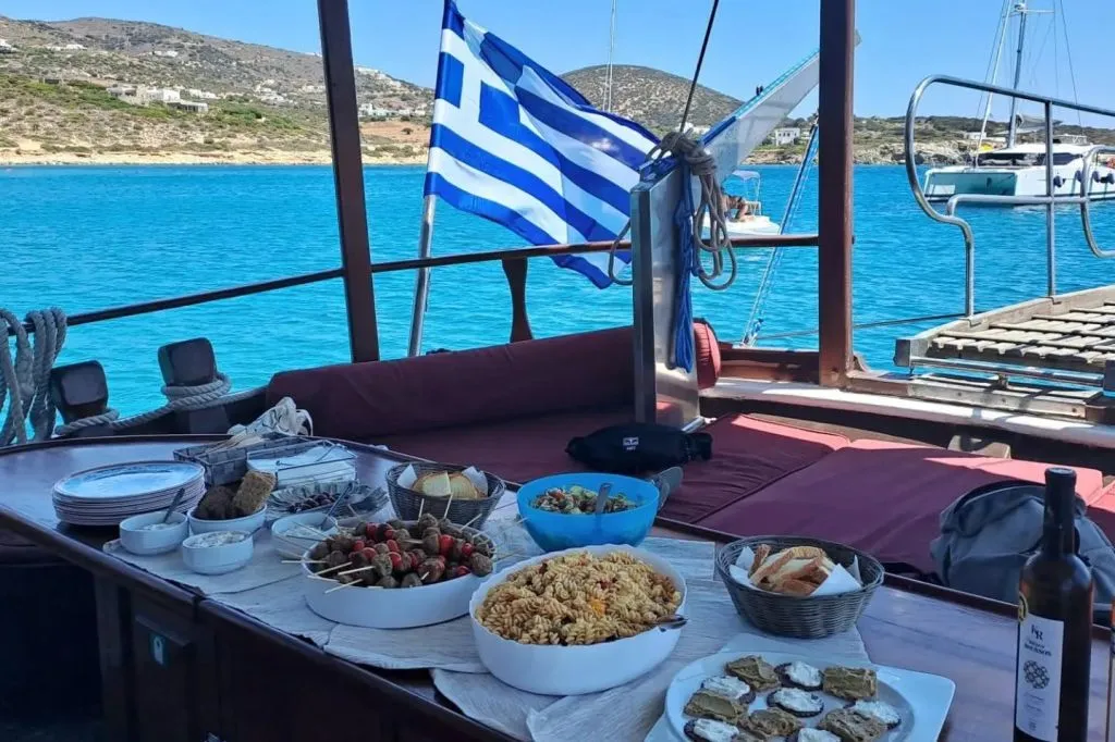 Antiparos, lagune bleue et Despotiko : Croisière d'une journée + Déjeuner + Boissons