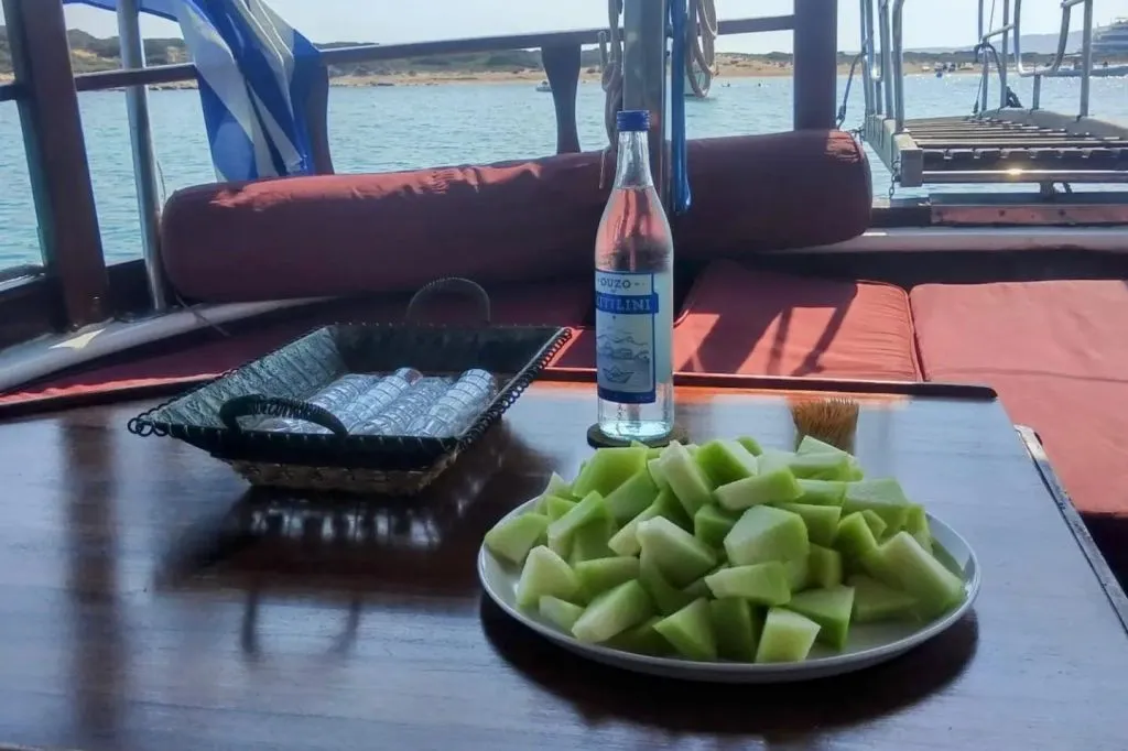 Antiparos, lagune bleue et Despotiko : Croisière d'une journée + Déjeuner + Boissons