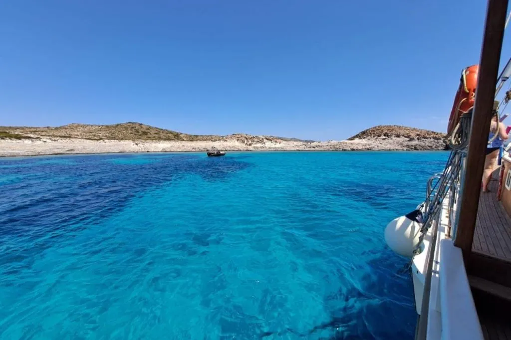 Antiparos, lagune bleue et Despotiko : Croisière d'une journée + Déjeuner + Boissons