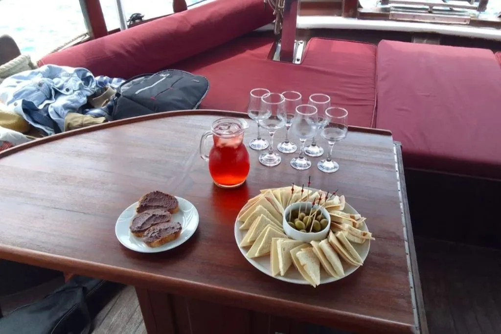 Antiparos, lagune bleue et Despotiko : Croisière d'une journée + Déjeuner + Boissons