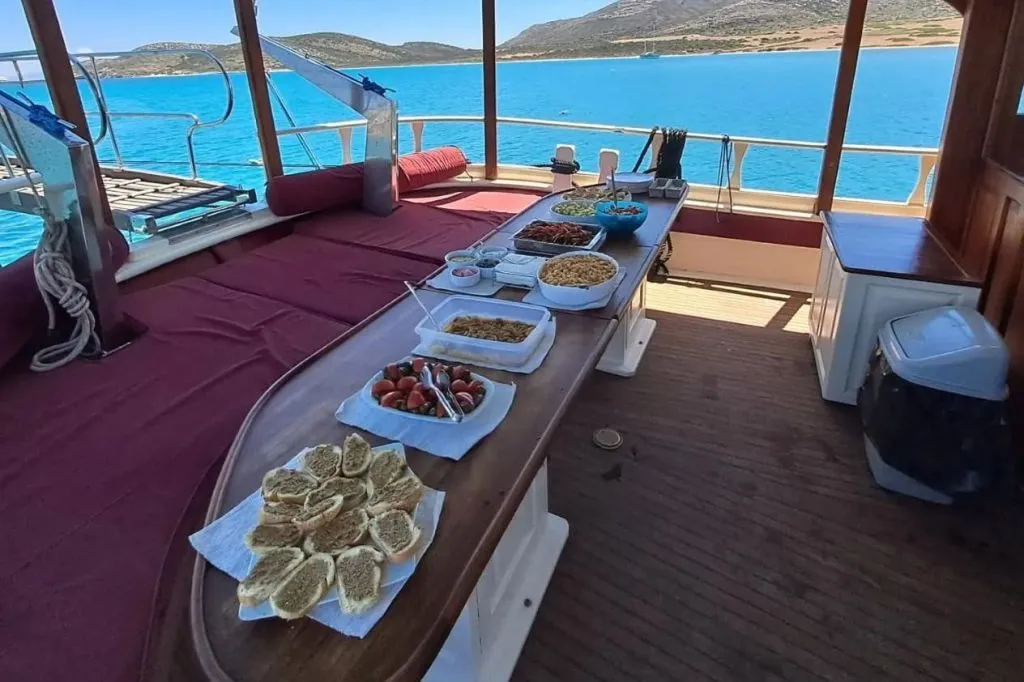 Antiparos, lagune bleue et Despotiko : Croisière d'une journée + Déjeuner + Boissons