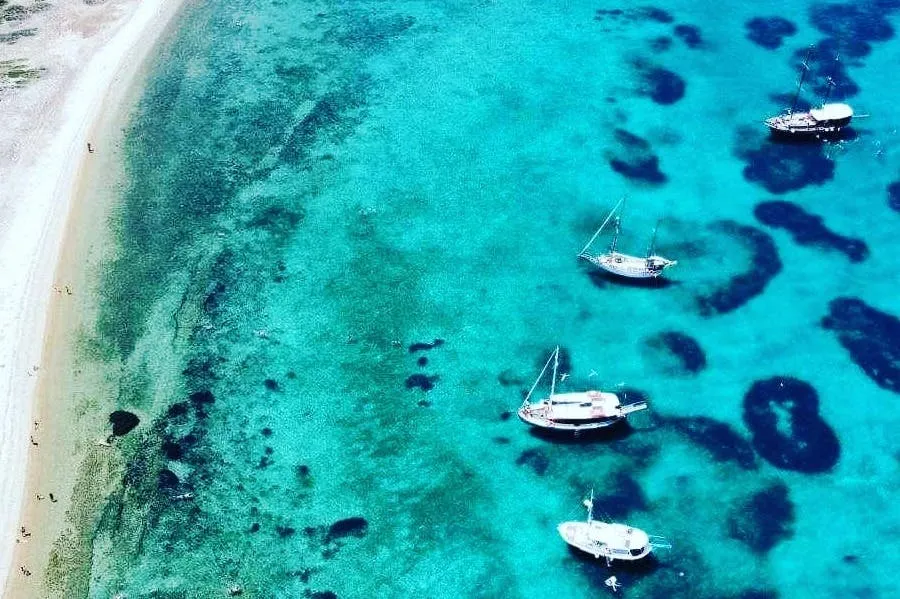 Antiparos, lagune bleue et Despotiko : Croisière d'une journée + Déjeuner + Boissons