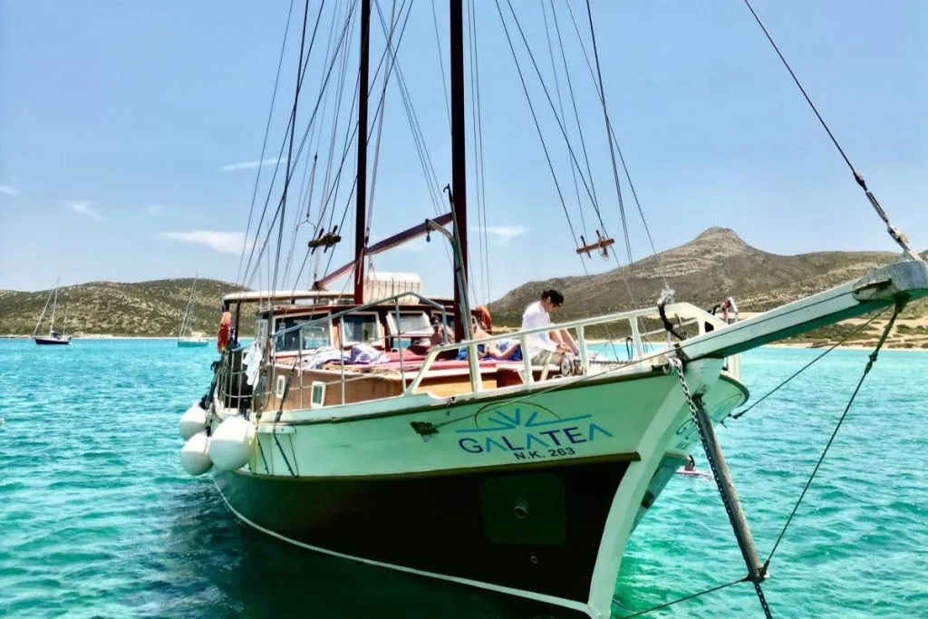 Antiparos, lagune bleue et Despotiko : Croisière d'une journée + Déjeuner + Boissons