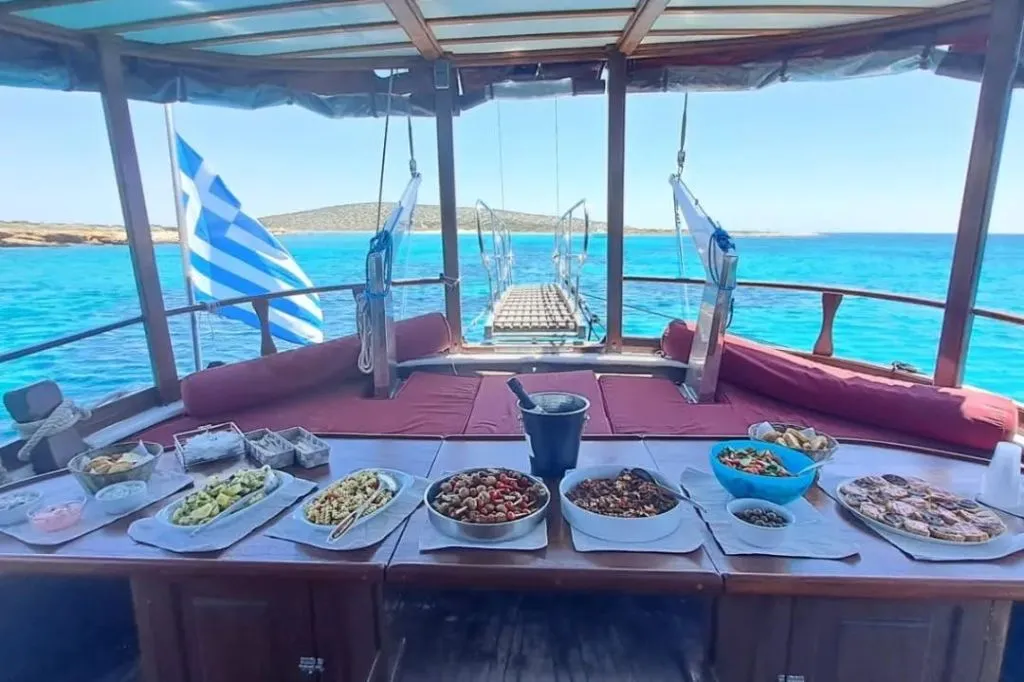 Antiparos, lagune bleue et Despotiko : Croisière d'une journée + Déjeuner + Boissons