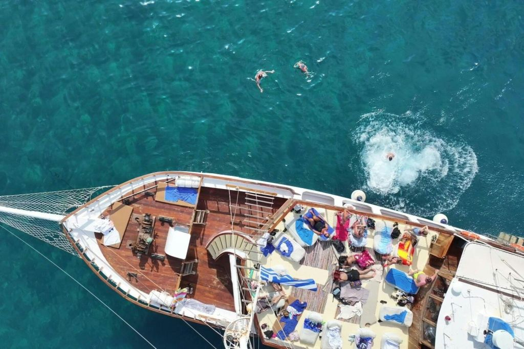 Rhodes : Croisière en bateau + plongée en apnée + déjeuner