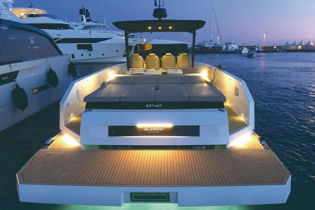 Mykonos: Cruzeiro particular em um novo barco a motor de luxo