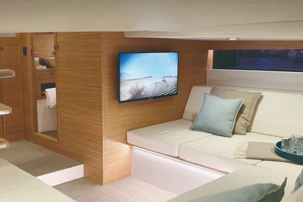 Mykonos: Cruzeiro particular em um novo barco a motor de luxo