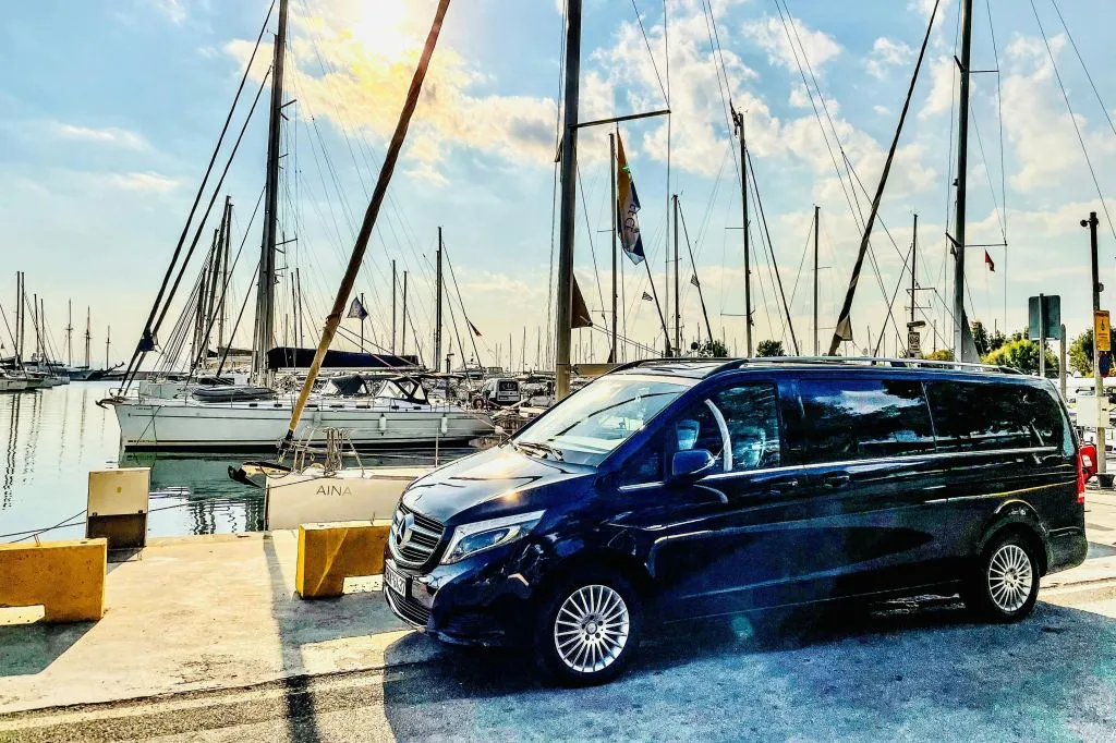 Athènes : Transfert privé en minibus vers/depuis l'aéroport d'Athènes et le port du Pirée