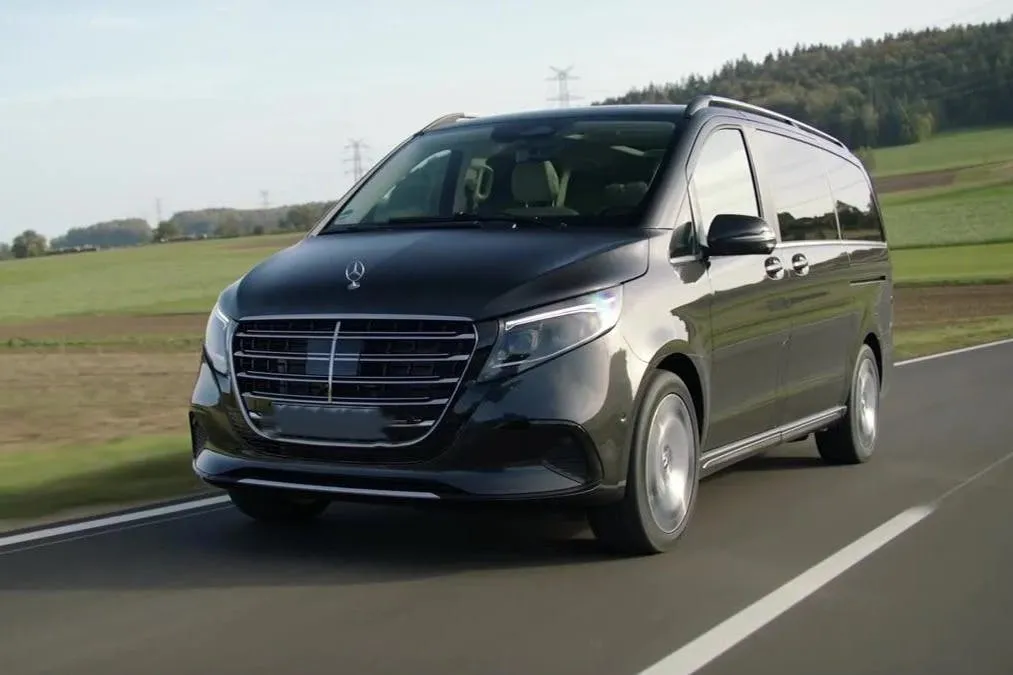 Athènes : Transfert privé en minibus vers/depuis l'aéroport d'Athènes et le port du Pirée