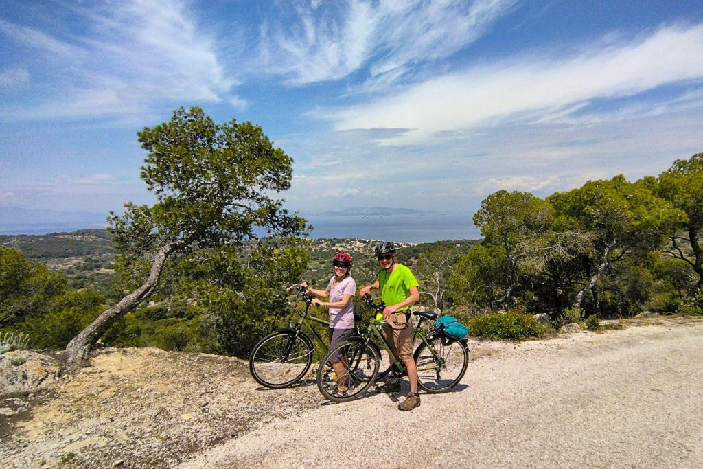 Isla Egina: Excursión Guiada en Bicicleta desde Atenas + Billete de Ferry