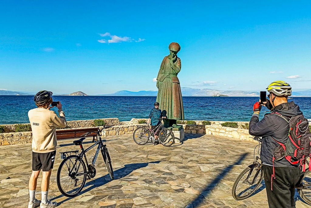 Isla Egina: Excursión Guiada en Bicicleta desde Atenas + Billete de Ferry