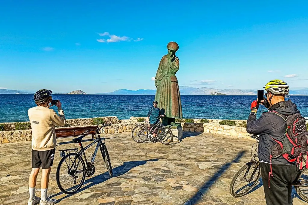 Isla Egina: Excursión Guiada en Bicicleta desde Atenas + Billete de Ferry