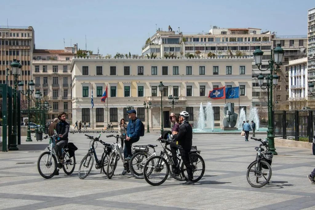 Atene: Tour in bici elettrica con cibo di strada