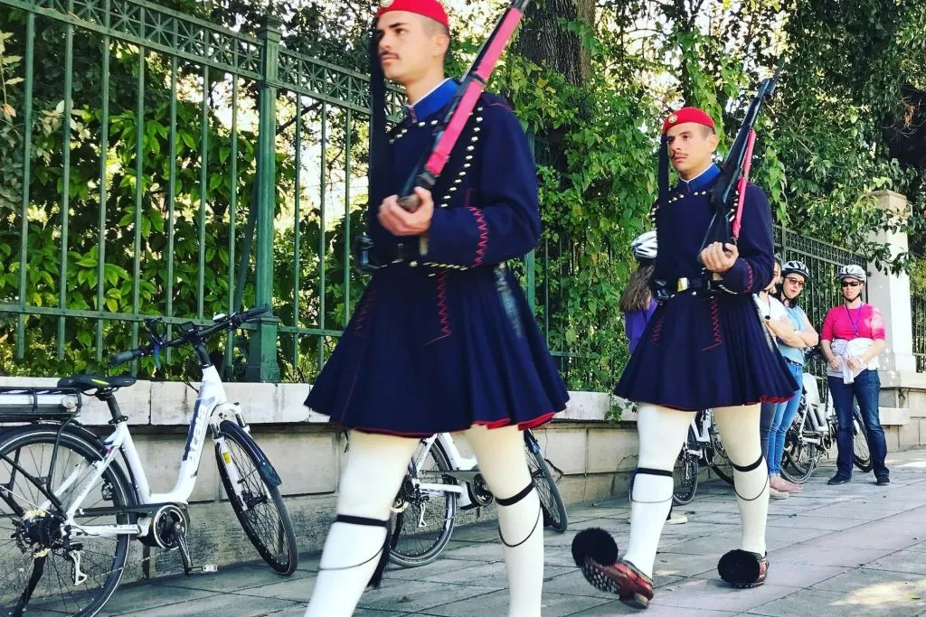 Atene: Tour in bici elettrica con cibo di strada