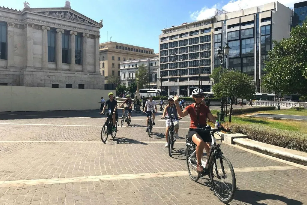Atene: Tour in bici elettrica con cibo di strada