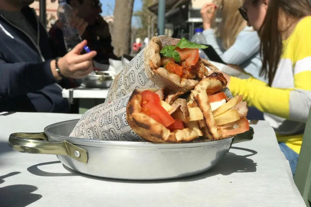 Atene: Tour in bici elettrica con cibo di strada