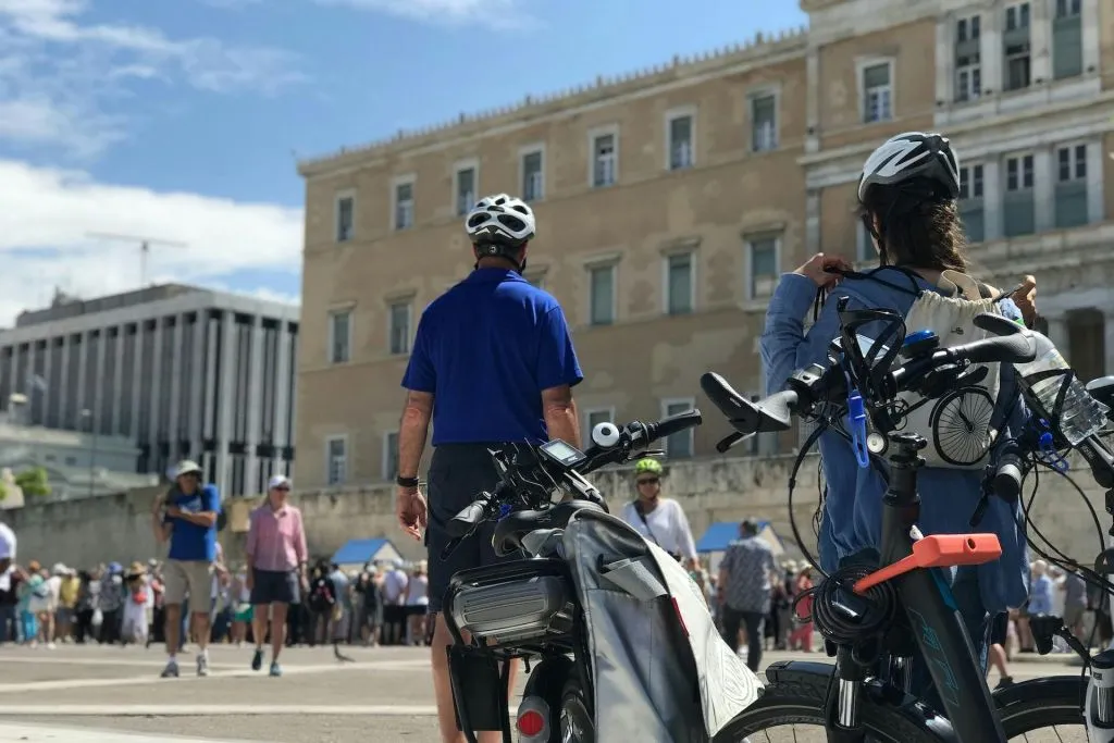 Atene: Tour in bici elettrica con cibo di strada