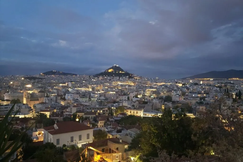 Athens: Small-Group Night Walking Tour + Dinner