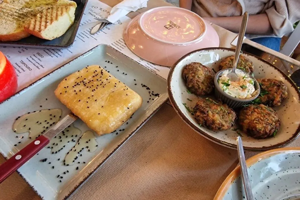 Athens: Small-Group Night Walking Tour + Dinner
