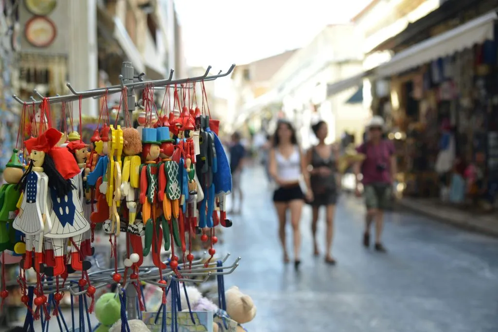 Athens: Small-Group Night Walking Tour + Dinner