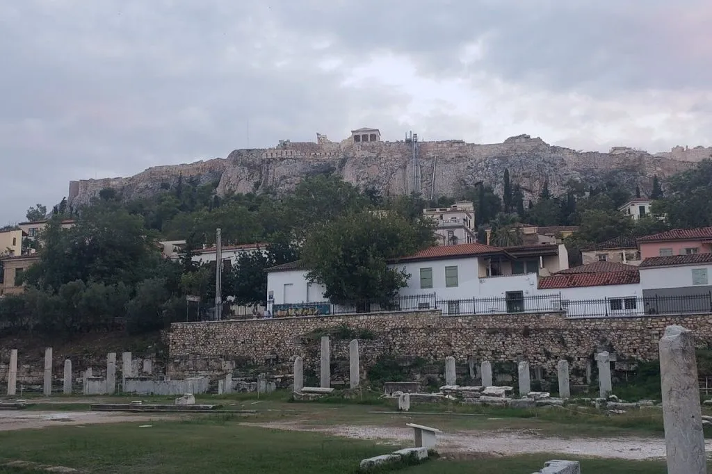 Athens: Small-Group Night Walking Tour + Dinner