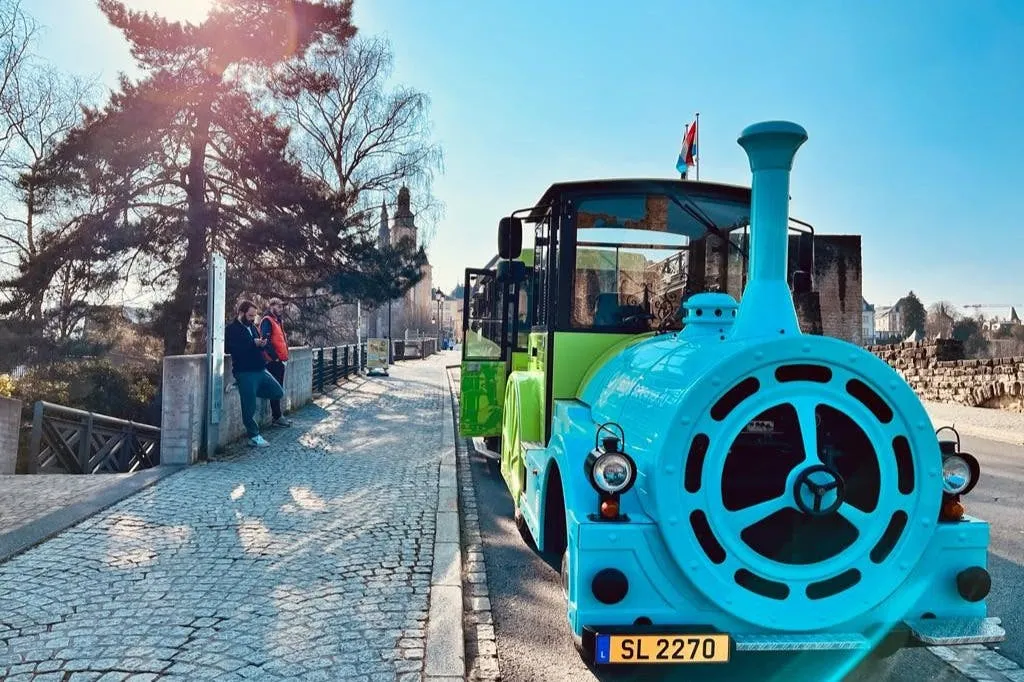 Trem da Cidade na Cidade Velha de Luxemburgo