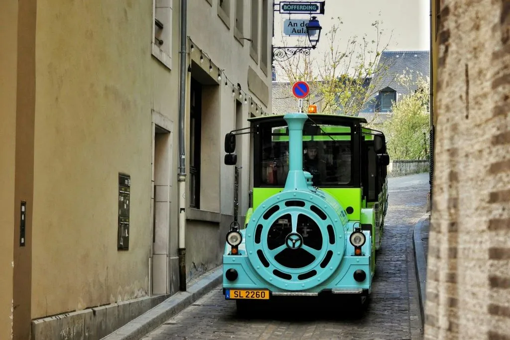 Trem da Cidade na Cidade Velha de Luxemburgo