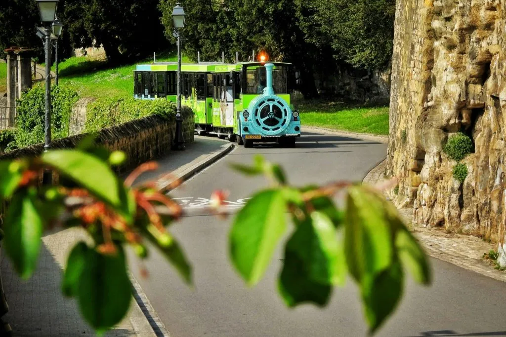 Trem da Cidade na Cidade Velha de Luxemburgo