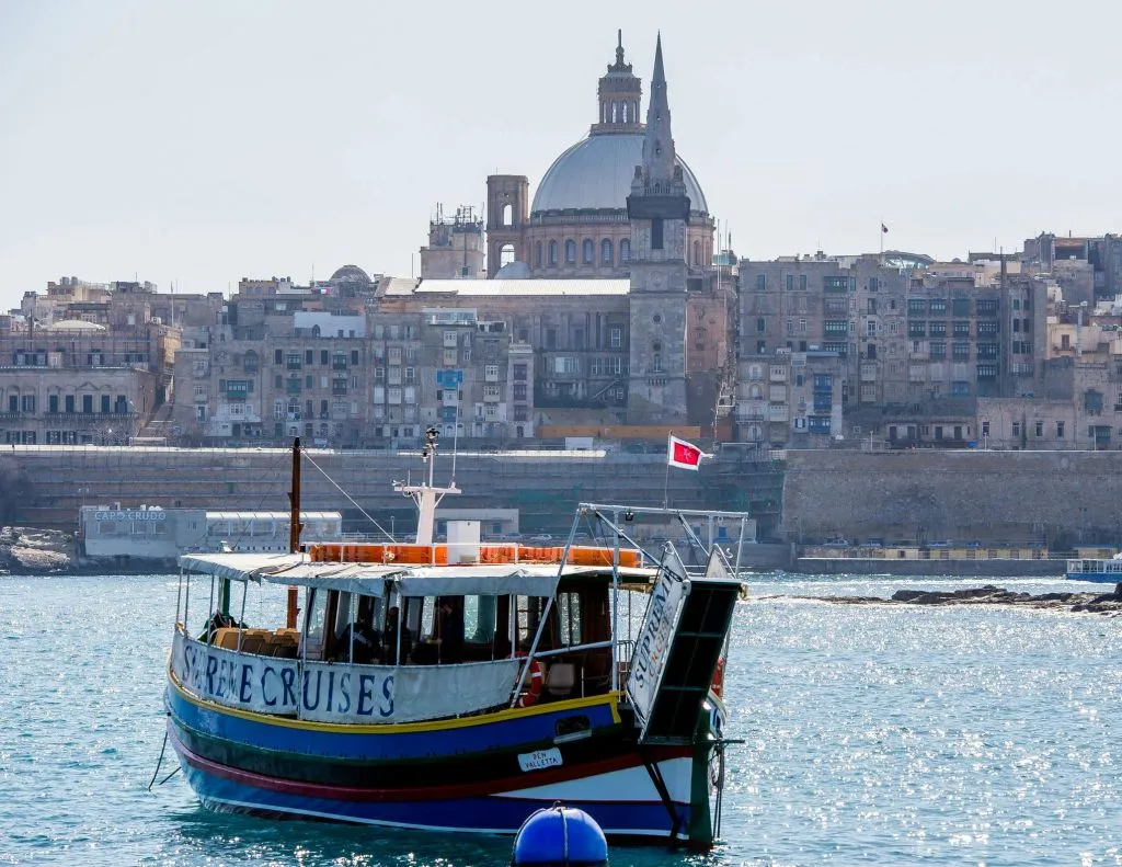 Tour Guidato in Barca di Giorno in due Porti