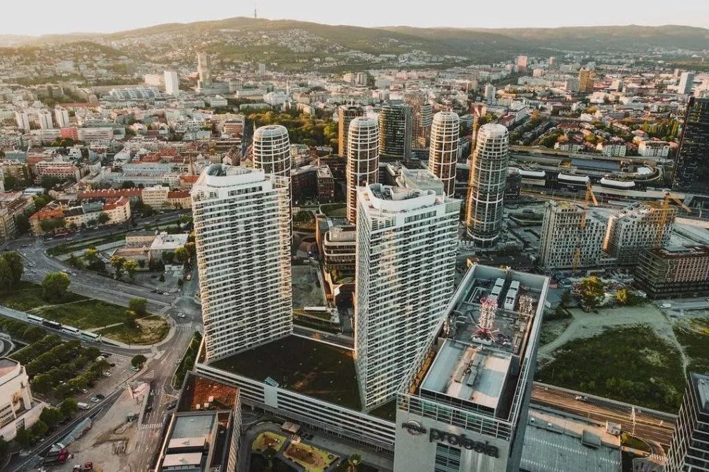 Bratislava: Passeio a pé guiado + City Tour de carro + Traslado de Viena