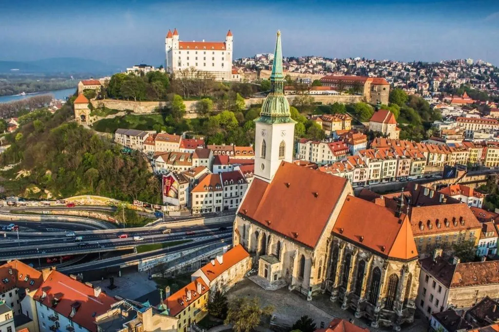 Bratislava: Passeio a pé guiado + City Tour de carro + Traslado de Viena