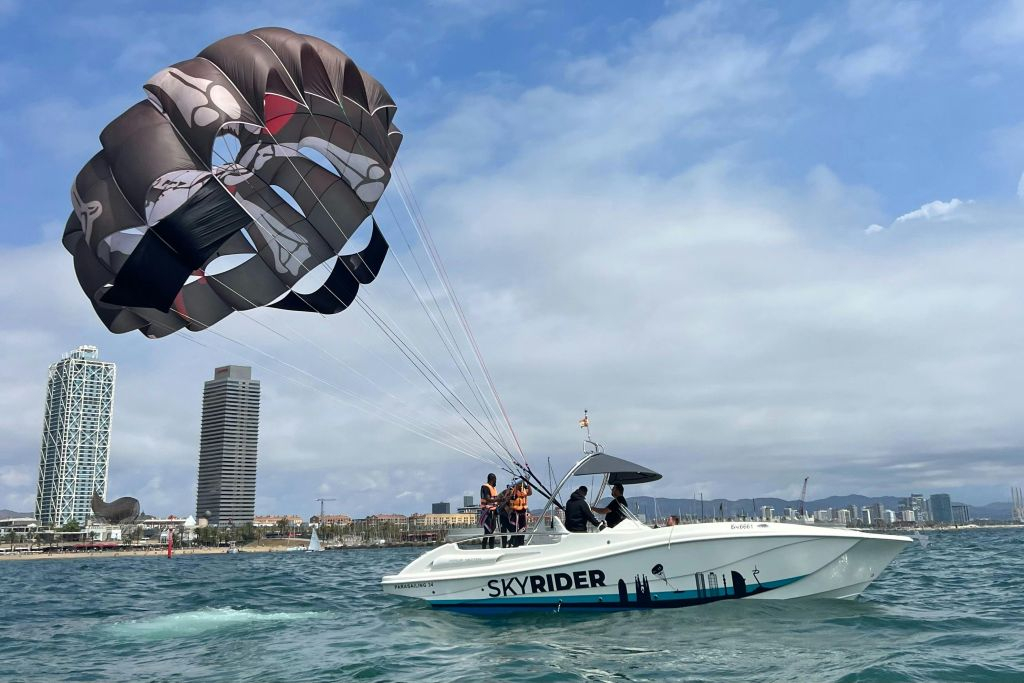 Barcelona: Parasailing Experience