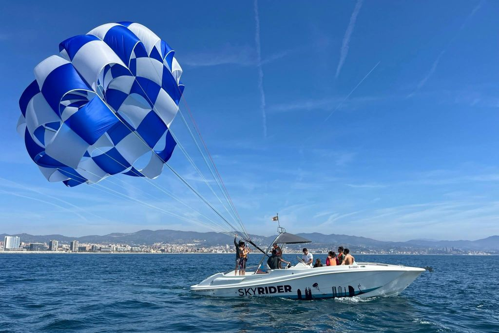 Barcelona: Parasailing Experience