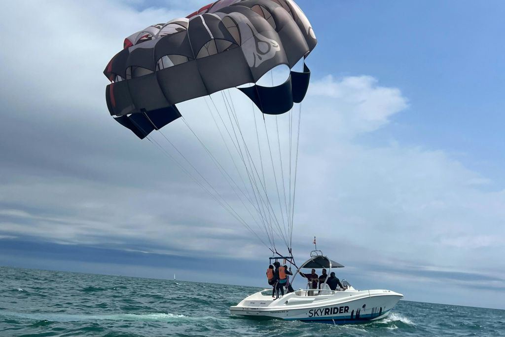 Barcelona: Parasailing Experience