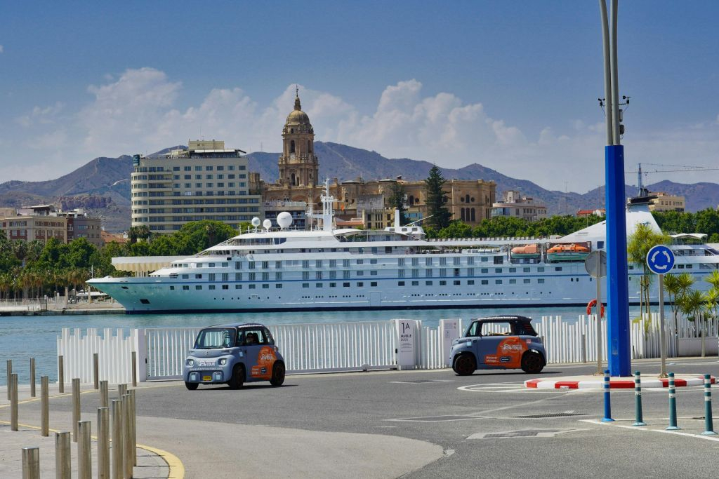 Málaga: Visita Guiada en Coche Eléctrico + Audioguía