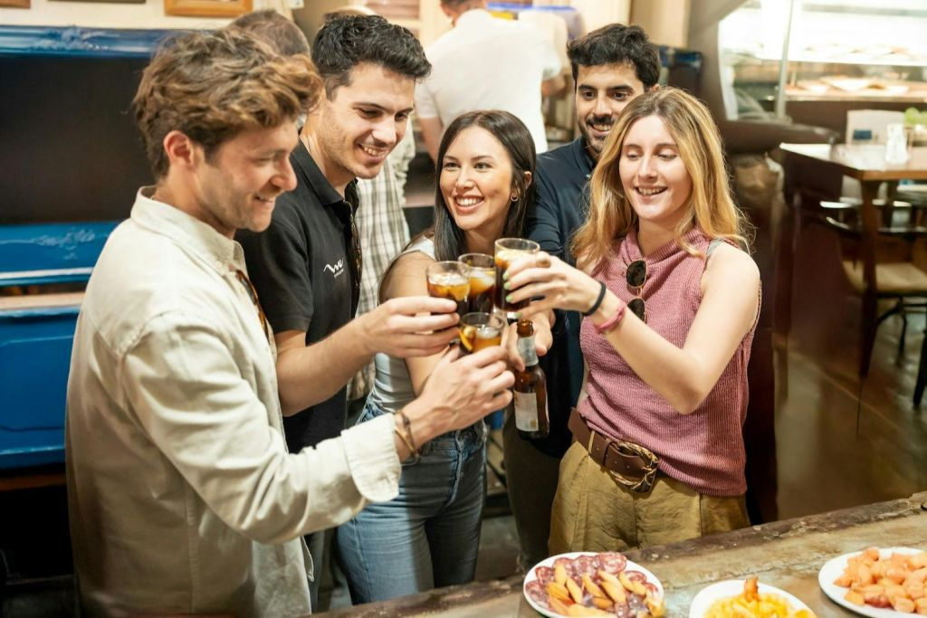 Sevilla: Ruta Guiada de Tapas y Cata de Vinos