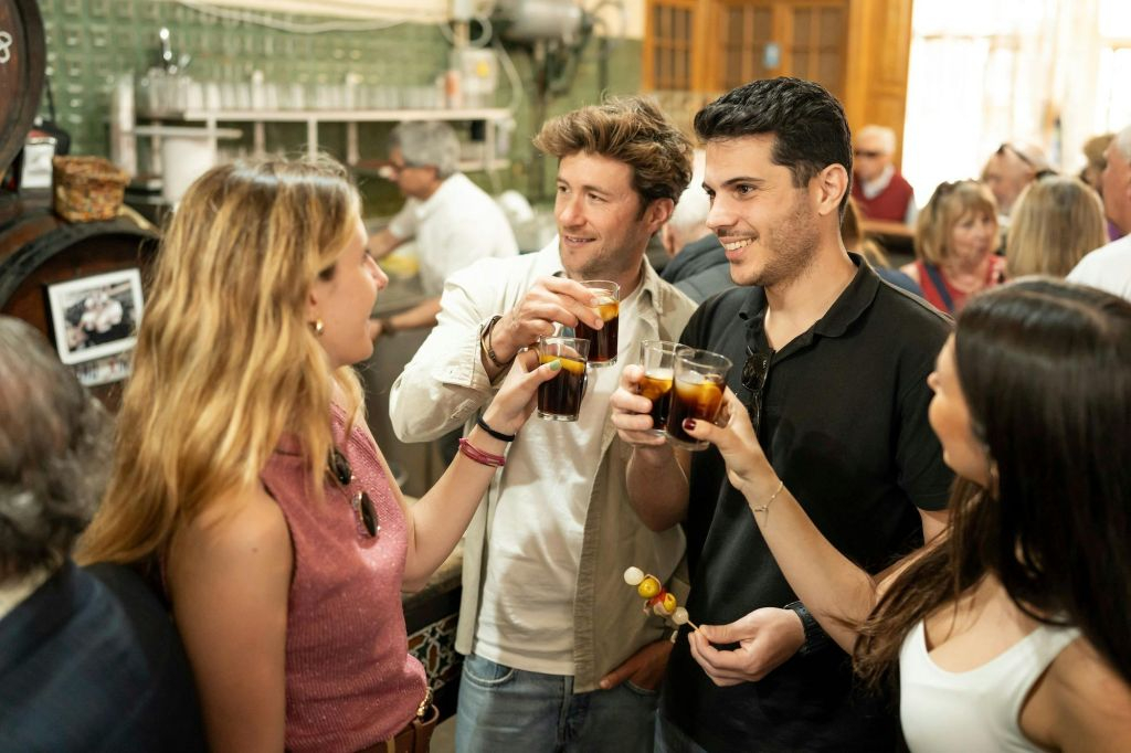 Sevilla: Ruta Guiada de Tapas y Cata de Vinos