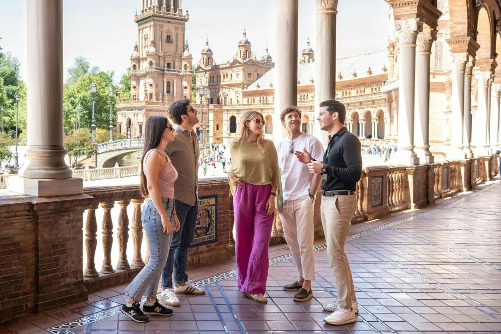 Sevilla: Ruta Guiada de Tapas y Cata de Vinos