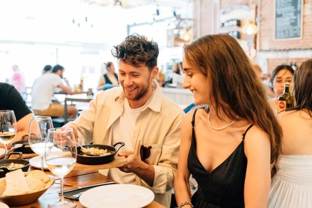 Sevilla: Ruta Guiada de Tapas y Cata de Vinos