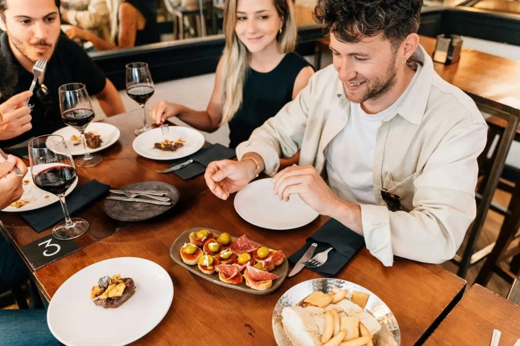 Sevilla: Ruta Guiada de Tapas y Cata de Vinos